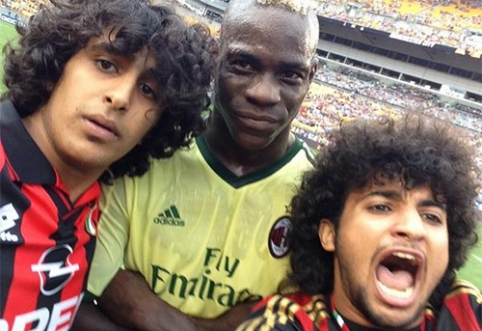 M. Balotelli agreed to take a picture with pitch invaders