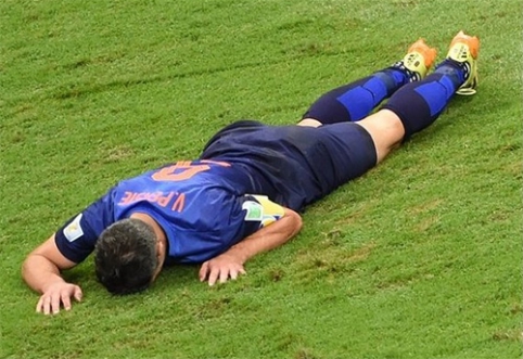 Exhausted R.Van Persie will miss "Man Utd" camp in the USA