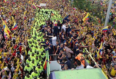 Colombian players welcomed home as heroes (VIDEO)