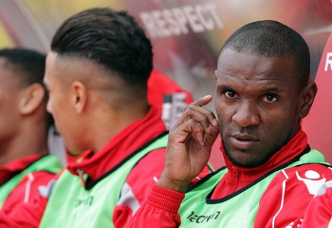 E. Abidal puts on "Olympiakos" jersey