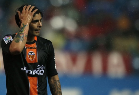 "Valencia" defender E. Banega moves to "Sevilla" rivals