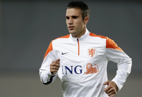 "R. Van Persie promises to play professional football until the age of 40"