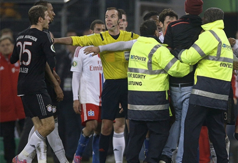 "Hamburger" fans hit F.Ribery on the head (VIDEO)