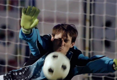 Prank: Goalkeeper stops all five penalties with his face (VIDEO)