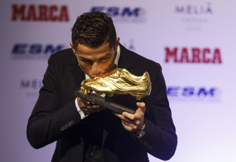 "Taking off the golden boot: personal trophies also appeal to me"