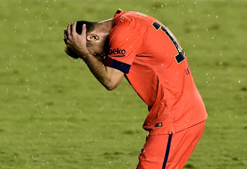 "Valencia" fans barely didn't injure L.Messi (VIDEO)