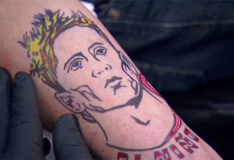 POP: Journalist who lost a bet will now wear a tattoo with F. Torres (VIDEO)