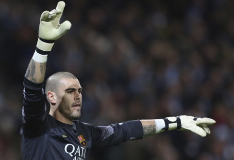 Official: V.Valdes shakes hands with "Man Utd" team