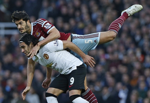 J. Tomkins extended his contract with "West Ham"