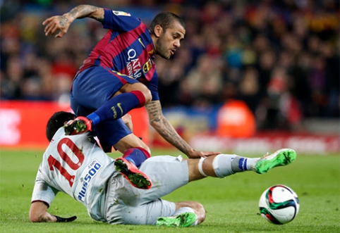 "Barcelona" is looking to replace D.Alves