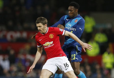 M. Carrick extended contract with "Man Utd" for another year.