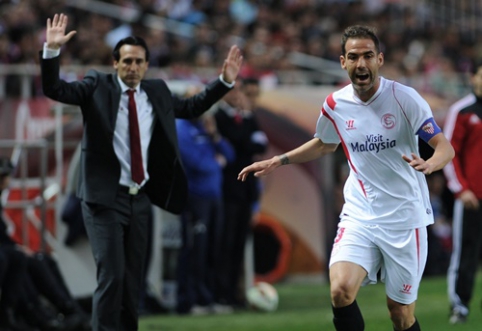 "Sevilla" footballer accidentally pees while sitting on the bench (VIDEO)