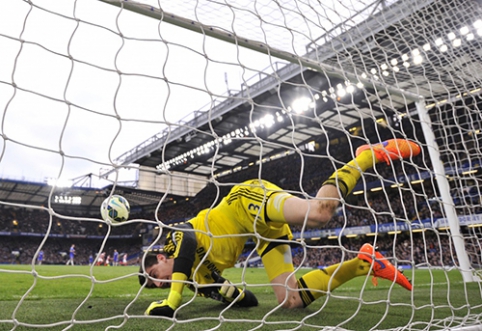 "Chelsea" goalkeeper - a gift from the other side of the pitch (VIDEO)