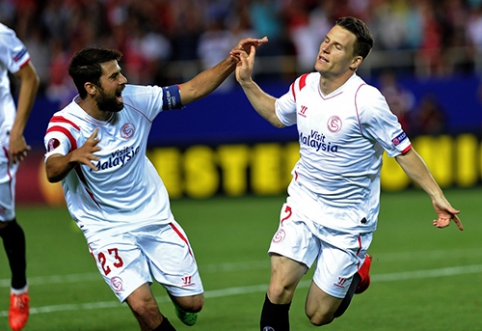 Europa League semi-finals: "Napoli" and "Dnipro" played evenly, while "Sevilla" crushed "Fiorentina"