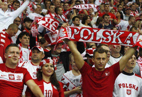 Riots broke out during the match in Poland - a police officer-injured fan died (VIDEO)