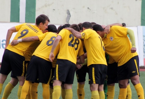 Protest: Azerbaijan footballers not receiving wages collapsed on the grass and sat (VIDEO)