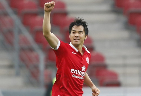 Official: "Leicester City" strengthened by S.Okazaki