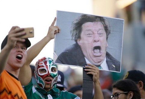 The beating of a journalist struck the coach of the Mexican national team