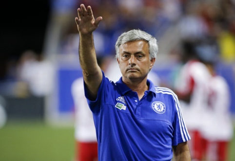 J.Mourinho blames competitors for wasteful spending of money