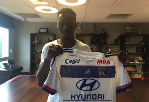 Official: "Lyon" buys "Roma" defender