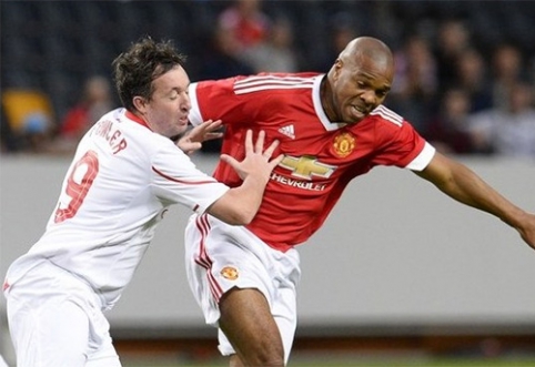 In the charity match R.Fowler kicked "Man Utd" player (VIDEO)