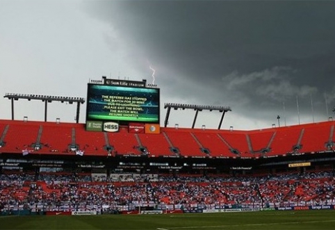 During a match in Bolivia, lightning struck a football player