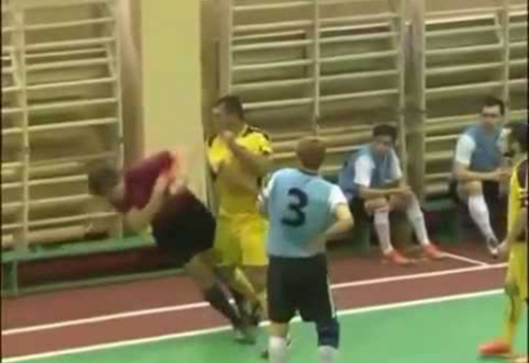 Russian football: player hits referee with all his might (VIDEO)