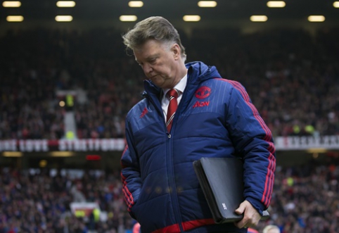 L. van Gaal counting his last hours at "Man Utd" club? (survey)