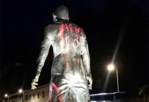 Vandals smeared the statue of C.Ronaldo