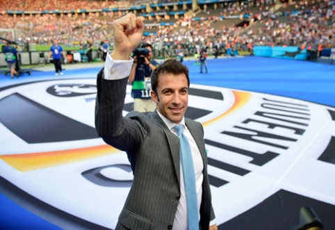 See: during the broadcast, "intruded" A. Del Piero apologized for the 2006 World Cup.