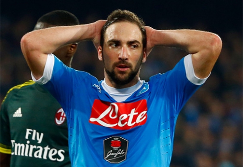 A.De Laurentiis: "G.Higuain walks with a brick in his pocket"