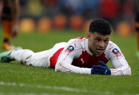 A. Oxlade-Chamberlain suffered a knee injury