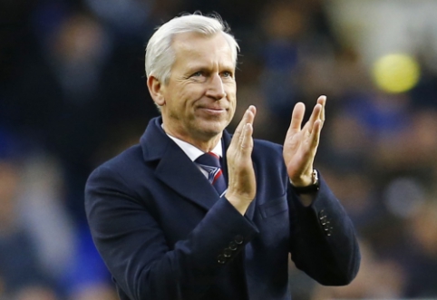 A. Pardew agreed on a new contract with "Crystal Palace"