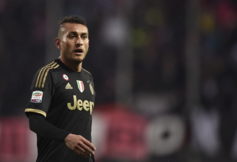 "Juventus" extended contracts with R. Pereyra and S. Padoin