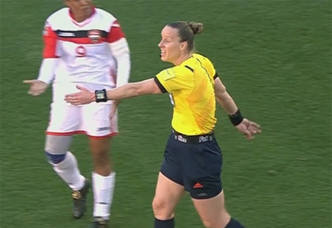 Women's soccer referee made a strange decision (VIDEO)