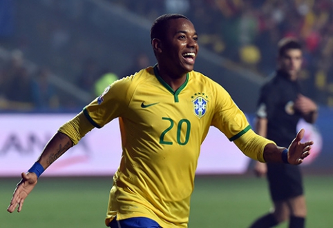 Robinho travels beyond the bars for a long time.