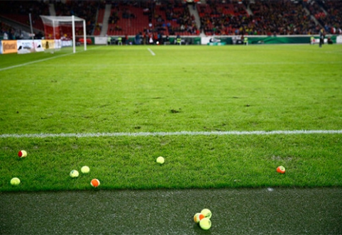 "Borussia" fans' protest - with tennis balls (VIDEO)