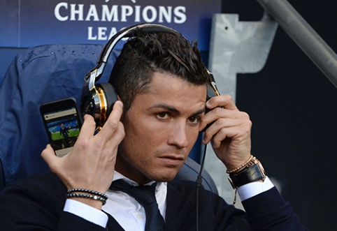 What was Cristiano Ronaldo doing on the bench? (PHOTO)