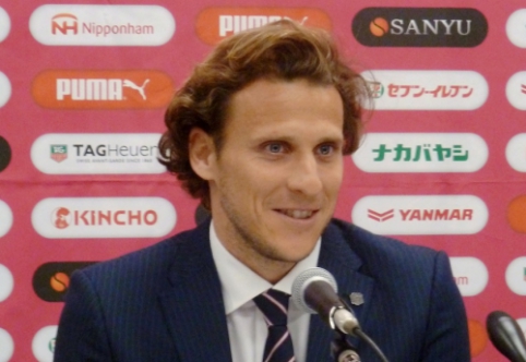 D. Forlan urges "Man United" to sign a contract with J. Mourinho