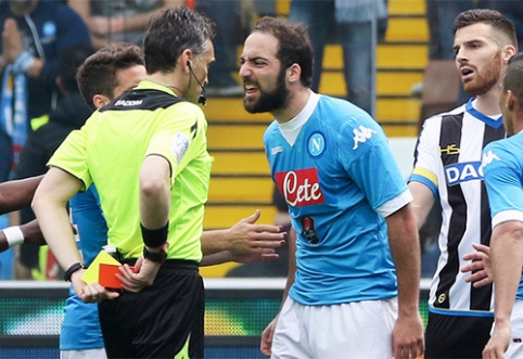 Outburst of Emotions and Judge's Touch Cost G. Higuain Very Expensively (VIDEO)