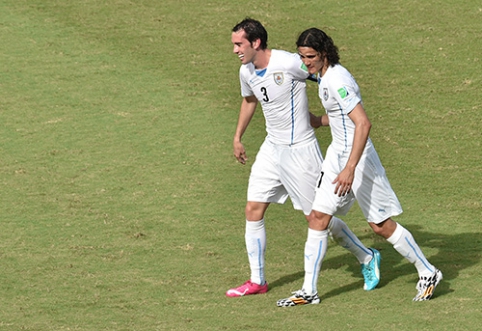 D.Godinas convinces E.Cavani to join the "Atletico" team