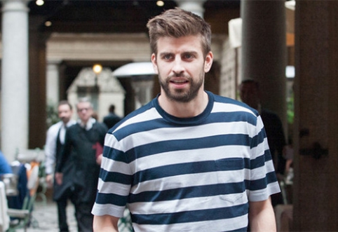 G. Pique mocks C. Ronaldo at victory parade (VIDEO)