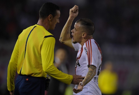 Football curiosities: one referee drunk, the other urinated (VIDEO)