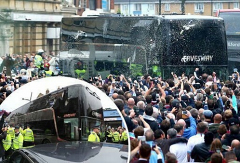 "West Ham" supporters staged an attack against "Man Utd" (VIDEO)