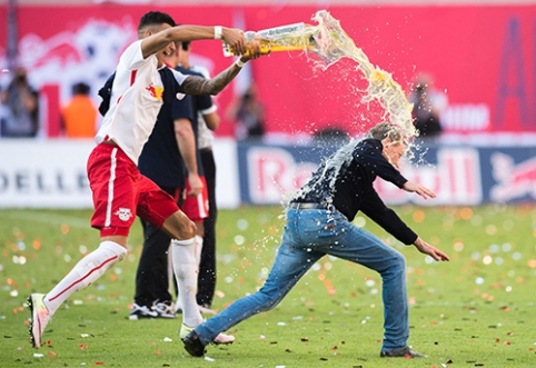 Painful triumph: coach running from beer rain got injured (VIDEO)