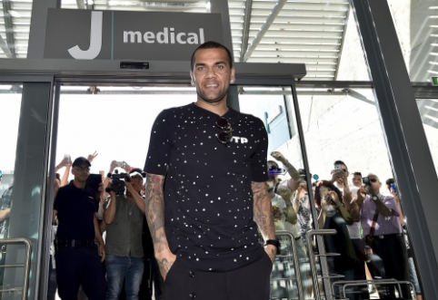 Official: D. Alves strengthens "Juventus" defense for two years