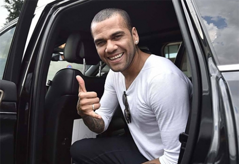 D. Alves arrived in Turin to sign a contract with "Juventus"