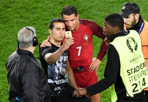 C.Ronaldo prevented a pitch invader wanting to take a selfie (VIDEO)