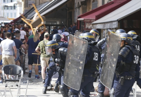 Before the match in Marseille - bloody clash between English and Russian fans (VIDEO)