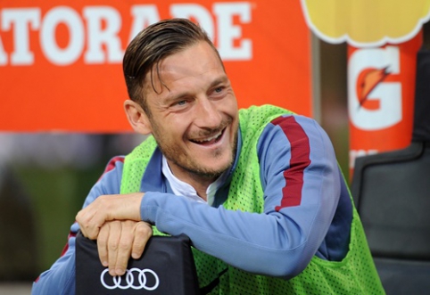 Official: F. Totti remains at "Roma" club for another season